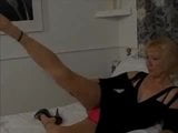 Hete gilf neukt een dildo snapshot 1