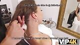 VIP4K. Fryzjer uwodzi seksowną pannę młodą w sukience ślubnej, aby szybko się pieprzyć snapshot 6