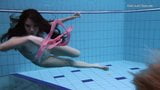 Andrejka und Aneta schwimmen nackt im Schwimmbad snapshot 8