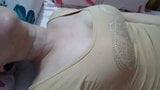 Sexy Aziatische spuit in een strak shirt snapshot 4