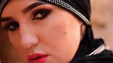 Cô gái Ả Rập rất nóng trong một chiếc khăn trùm đầu hút thuốc snapshot 15