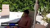 Ce n’est pas facile d’avoir un beau-père naturiste sexy comme Mike avec sa bite incroyablement énorme - Familydick snapshot 2