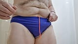 Ik heb een broodnodige hete gele pis in mijn nieuwe speedo snapshot 1