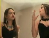 Elizabeth y Sandy Misty 120 fumando juntas. snapshot 7