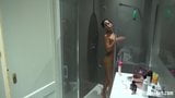 La matrigna molto sexy viene registrata mentre si fa la doccia snapshot 13