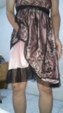 Crossdresser memakai sutera comel dan pakaian renda snapshot 14