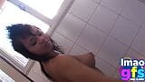 Seksowna brunetka pokazuje swoje idealne ciało w komfortowym pokoju snapshot 14