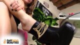 Sexy teen drives you crazy with her bare feet and toes snapshot 13
