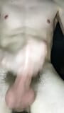 Junger Typ holt sich einen runter und spielt mit seinem Sperma snapshot 13