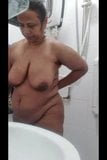 Індійська тітка приймає душ snapshot 2