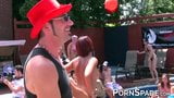 Grupa lasek tworzy amatorską taśmę erotyczną na imprezie przy basenie snapshot 7
