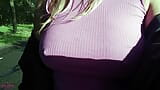 Berjalan tanpa bra, semua orang bisa melihat putingku yang keras menusuk melalui kemejaku. snapshot 18