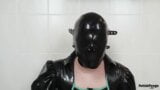 Sputare divertimento con maschera in lattice e costume (trailer) snapshot 2