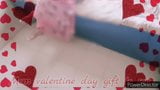 Indische Mutter zum Valentinstaggeschenk an Stiefsohn snapshot 1