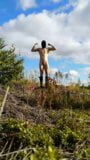 Recolectora de bayas desnuda se muestra y se masturba al aire libre en el bosque snapshot 3