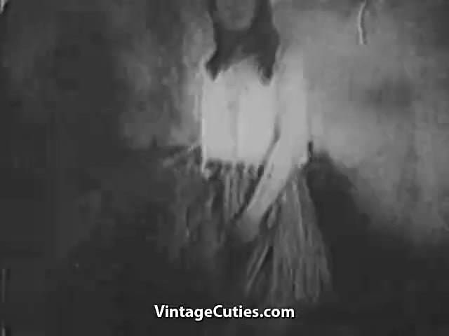 Impresionante nena masturbándose en el granero (vintage de los años 30)