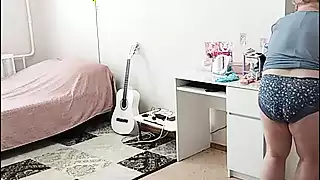 Aku ngintip ibu mertuaku dan gimana dia bersih-bersih kamar sambil ...