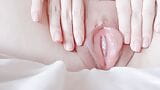 個人撮影ピンクのタイトなマンコの唇のクローズアップに触れる一人称視点 snapshot 3