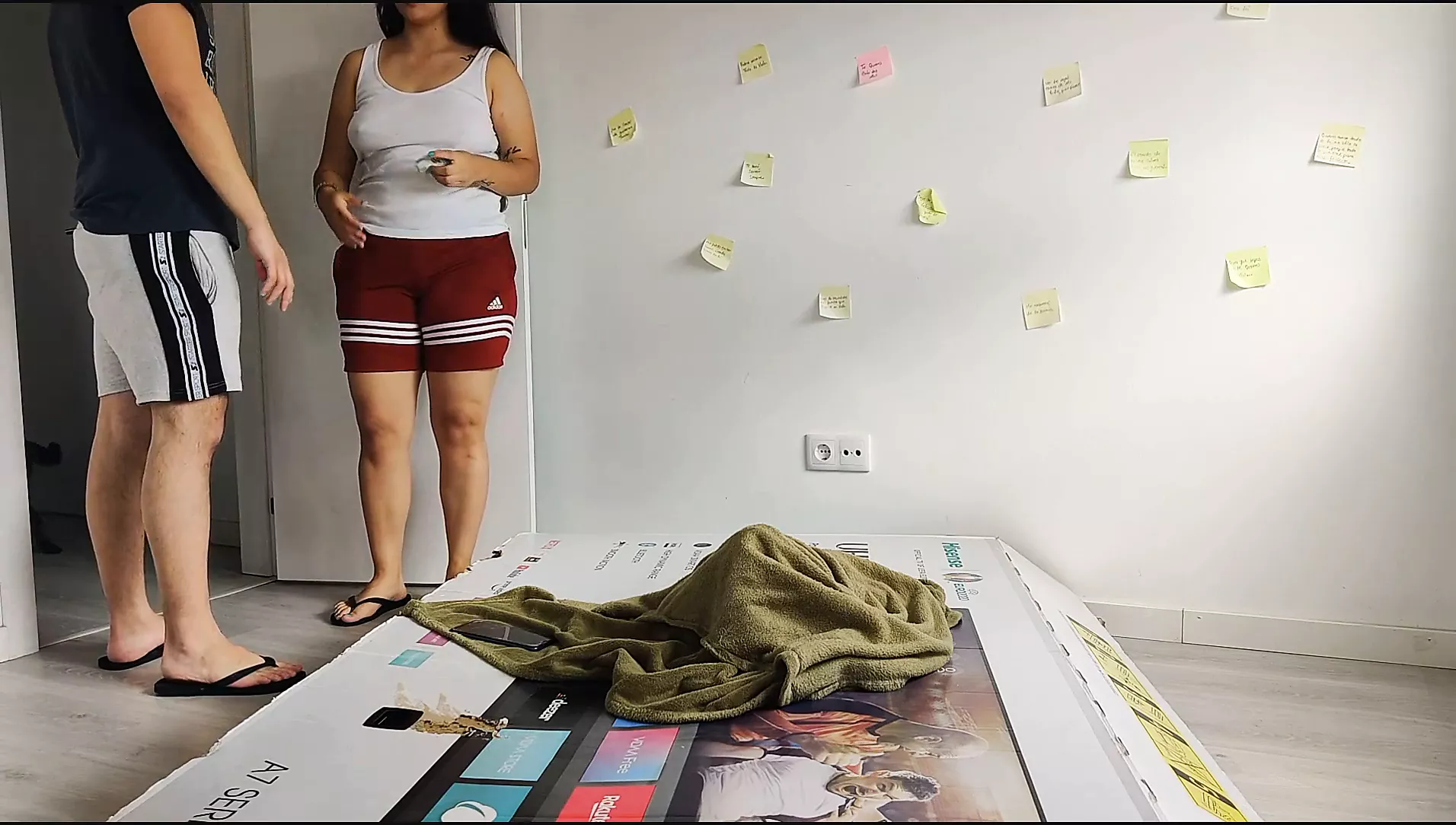 Ngentot ibu teman melalui lubang di dalam kotak