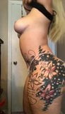 Sexy tatuada rubia sacude su culo snapshot 3