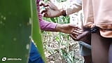 Trio indien gay - un ouvrier de ferme et un fermier qui emploie l’ouvrier baisent dans un champ de maïs - film gay avec audio en hindi snapshot 5