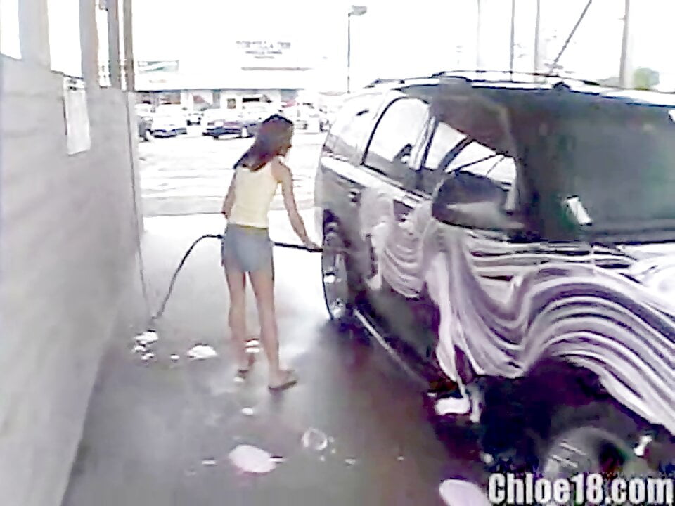 Amateur teen masturbates in a car