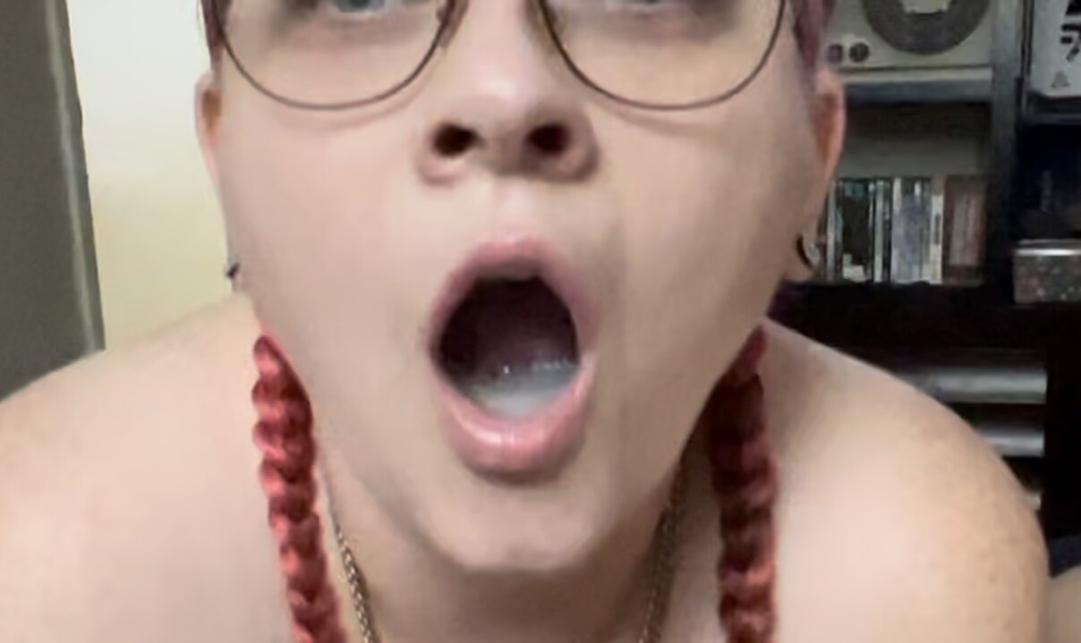 Pelacur jahat memberikan blowjob dan menelan dengan bicara slutty kotor