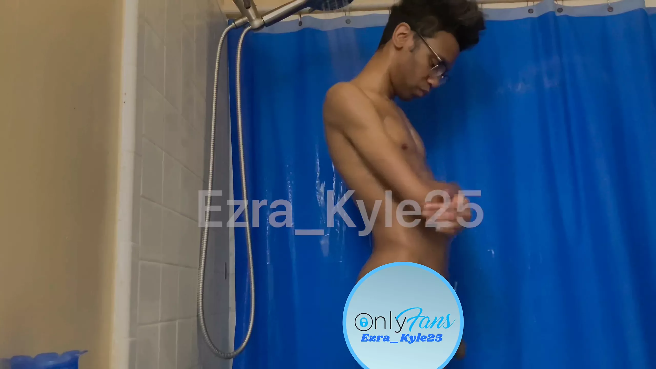 Ezrakyle25 má sexy ranní sprchu, celé video na onlyfans