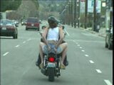 Lucky biker recoge a una joven zorra morena sexy y se la folla duro a lo perrito snapshot 4