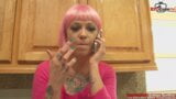 粉红色头发的苗条纹身荡妇喜欢跨人种性爱 snapshot 2