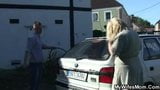 Vrouw betrapt en neukt dan buitenshuis snapshot 3