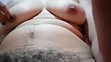 Sara montre ses gros seins et joue avec sa chatte poilue snapshot 3