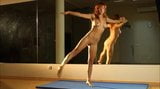 Une fille sportive montre de la gymnastique nue snapshot 1