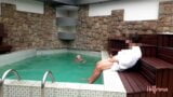 Chefin sieht das Hausmädchen im Pool badet und kann nicht widerstehen und fickt sie snapshot 1