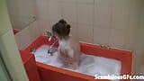 Mandy mostrando tetas naturales frotando en la bañera snapshot 13