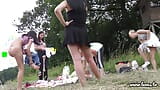 Heiße enge Muschi-Mädchen draußen Party wechseln die Kleidung im Minirock, Höschen mit kurzem Rock und ohne Höschen snapshot 5