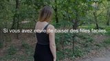 Jolie blonde se fait peloter les fesses dans un parc snapshot 1