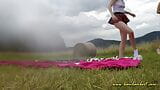 No No Panties Yoga - Mädchen im Freien in kürzesten Minirock-Röcken snapshot 3