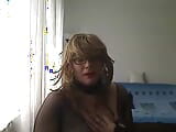 Una milf arrapata transessuale vestita solo di calze a rete nere e tacchi, parla con una voce sexy e mostra il suo corpo sexy snapshot 1