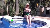 Tetka Džudis - 52-godišnja prsata zrela žena sa velikim sisama Melody Losions-uje svoje velike prirodne zrele sise snapshot 3