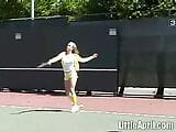 Tiener masturbeert buiten na het tennissen snapshot 5