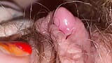 Close-up - extreem enorme clitoris en harig poesje snapshot 8