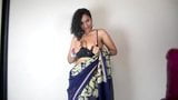 Mai Desi, indische Mutter hilft ihrem Sohn snapshot 11