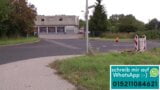 Milf grossen Titten fickt Fremden auf Strasse snapshot 2