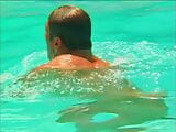 Tânăra blondă drăguță a fost dusă în orașul brun de un înotător musculos de la piscină snapshot 3