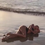 Candice Swanepoel die op strand in zwarte bikini legt snapshot 8