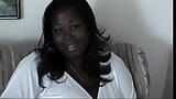 Femei mari și frumoase negre drăguțe vorbesc cu camera din culise snapshot 10