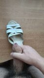 Éjaculation dans les sandales de sa belle-mère snapshot 8