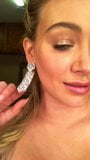 Hilary Duff dekolt w fantazyjnej sukience, selfie snapshot 5