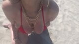 38dd MILF de plage en bikini rouge snapshot 5